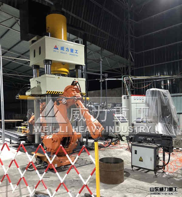 1000吨热模锻伺服液压机搭配机械手及辅助技术工作现场